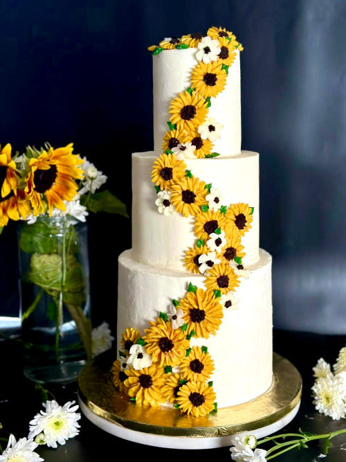 Advanced cream wedding cake training with professional piping, palette knife designs, and finishing